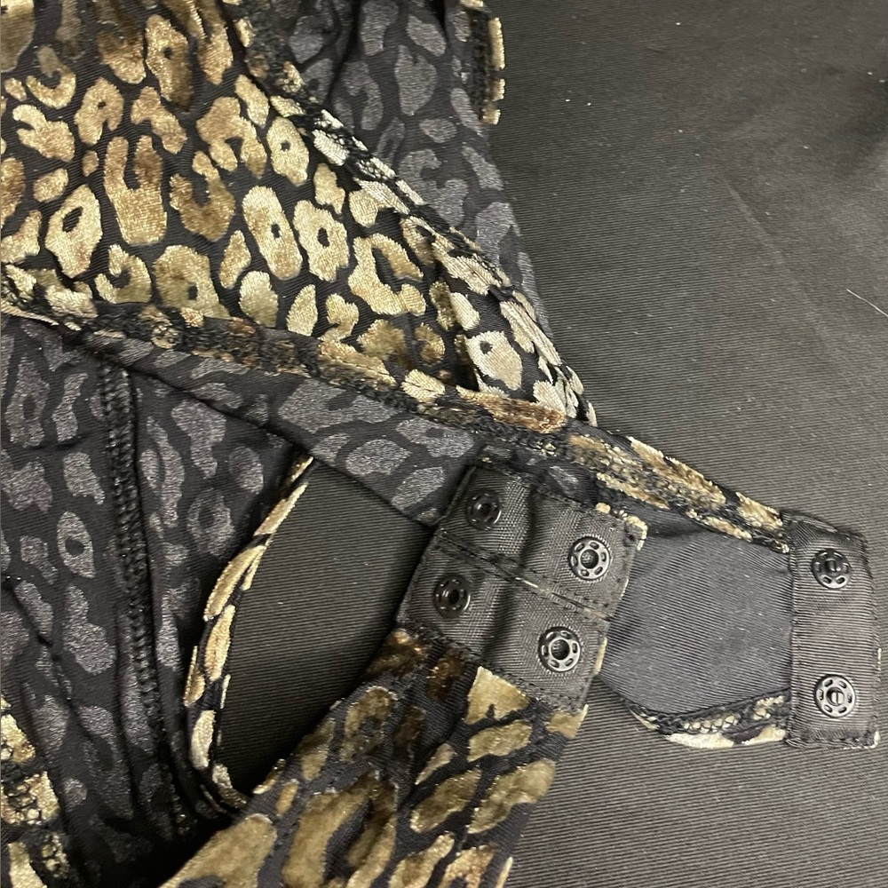 Guess Bodysuit Top Womens V-neck Leopard Print Velvet Sz XS Y2K 90s - Picture 13 of 13
